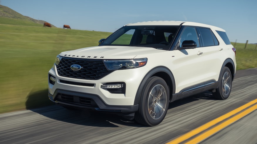 2022 Ford Explorer ST Line AWD 32 front three quarters in action
